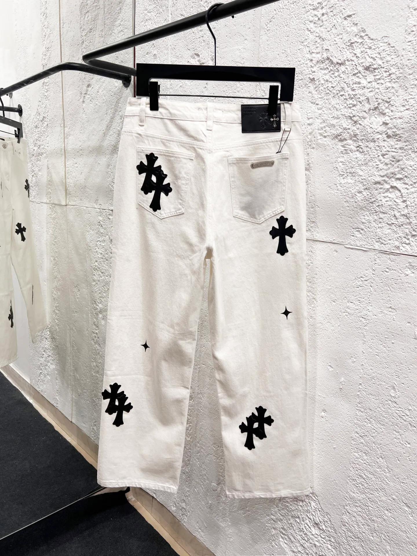 🅿️240 Style No.: H928 Chrome hearts & Chrome hearts 25ss black leather white pants cross patch leather jeans CH Chrome hearts double knee cross patch leather bo1 version logging pants straight work pants B136 Chrome hearts cross Sanskrit overalls Counter price 24W level, patchwork cross flower embellishment, high waist washed jeans! ! Absolutely high-end luxury products, 1.9W level god-level single products, super popular products, made by top heavy industry, not to be missed. About Zangyin, this is an extremely luxurious fashion brand, which can also be called the nobles of the high street. It has always been an exclusive brand of some hipsters or rich second generation. Compared with ordinary high streets, it is more luxurious and noble. Compared with luxury brands, it has a more fashionable personality and has always been a brand that I have a special liking for. Imported yarn is custom-woven into a high-density twill canvas. While ensuring a stiff silhouette, the fabric feels very delicate. It follows the B01 classic silhouette. The upper body is stiff and stylish. The ready-made garments are stone-ground and fermented and can be matched with any style. Buttons and zinc-brushed washable genuine YKK retro metal products. Double-layered canvas on the front. Perfect details. All hardware is perfect. Size: 30-32-34-36 Color: white pants and black leather
